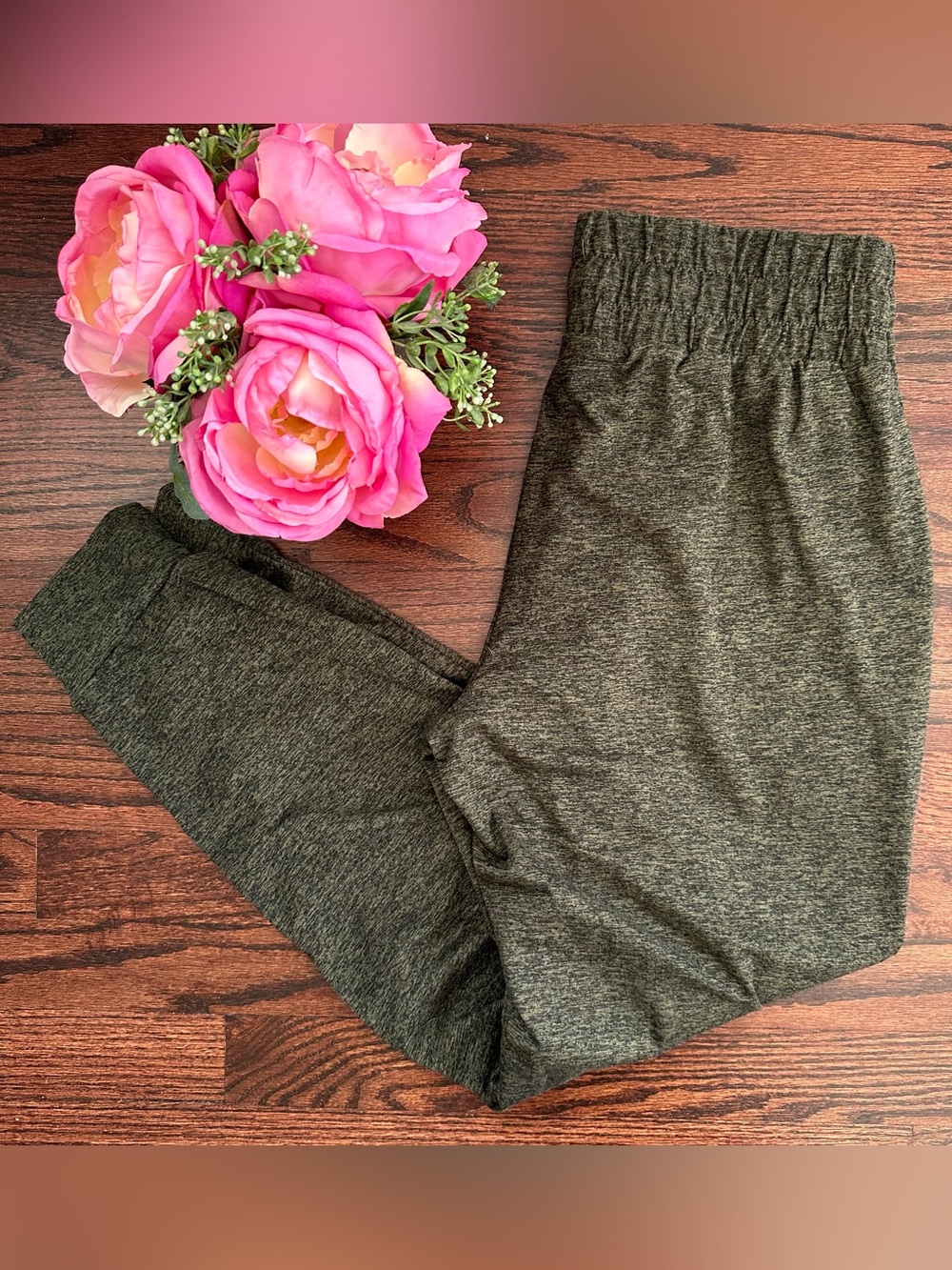Mondetta heathered olive green joggers, size M